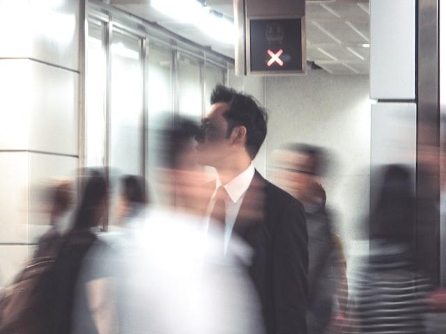 ひろゆきの言う「水平思考」とは何か？